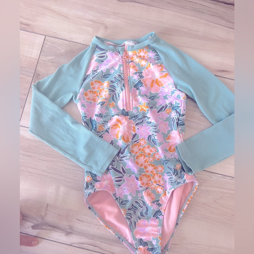 Super cute zip up rashguard swimsuit all in one.
